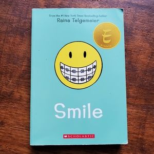 SMILE: A Graphic Novel By Raina Telgemeier PAPERBACK